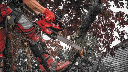 Аккумуляторная цепная пила MILWAUKEE 35 см M18 FUEL FTHCHS35-802