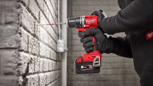 Аккумуляторная дрель-шуруповерт MILWAUKEE M18 BLDDRC-0X