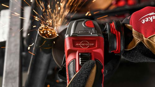 Акк. угловая шлифмашина УШМ MILWAUKEE M18 FUEL FSAG125XB-0X