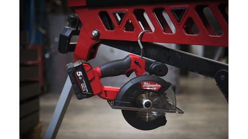 Акк. циркулярная пила по металлу MILWAUKEE M18 FMCS-502X FUEL (Li-Ion5Ач)