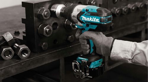 Акк. ударный гайковерт  MAKITA DTW1001RTJ, 18В, 2х5 Ач, 2200 уд/мин, 1050Нм, 3.7 кг, МАКРАС