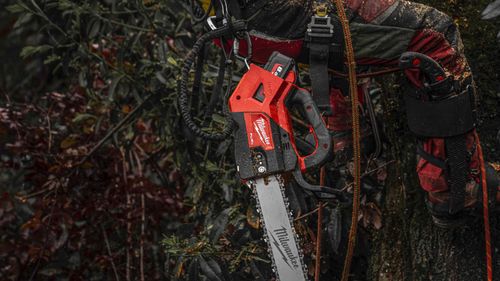 Аккумуляторная цепная пила MILWAUKEE 35 см M18 FUEL FTHCHS35-802